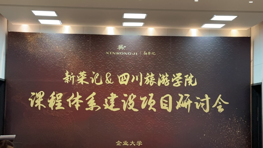 墙上贴了海报描述已自动生成