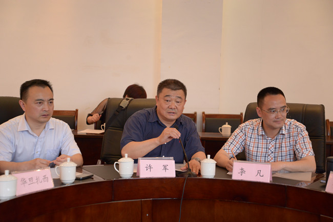 小金县金绍强县长,容中尔甲一行来我校座谈交流